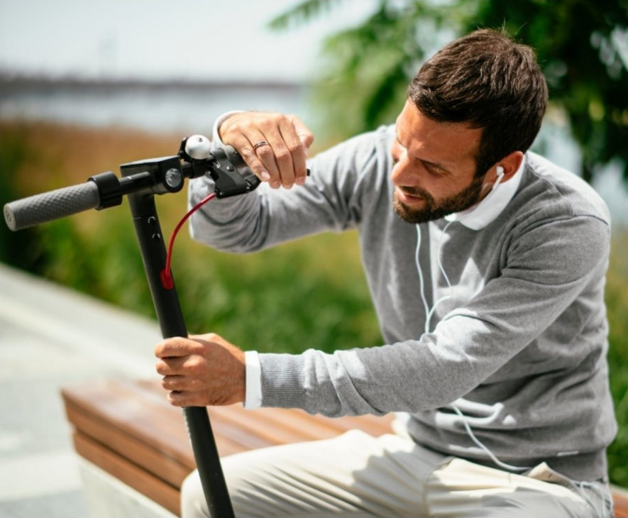 Hans elsparkcykel är trasig och behöver repareras